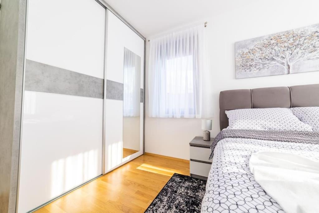 Apartman Lux Self Check-In Virovitica Exterior foto